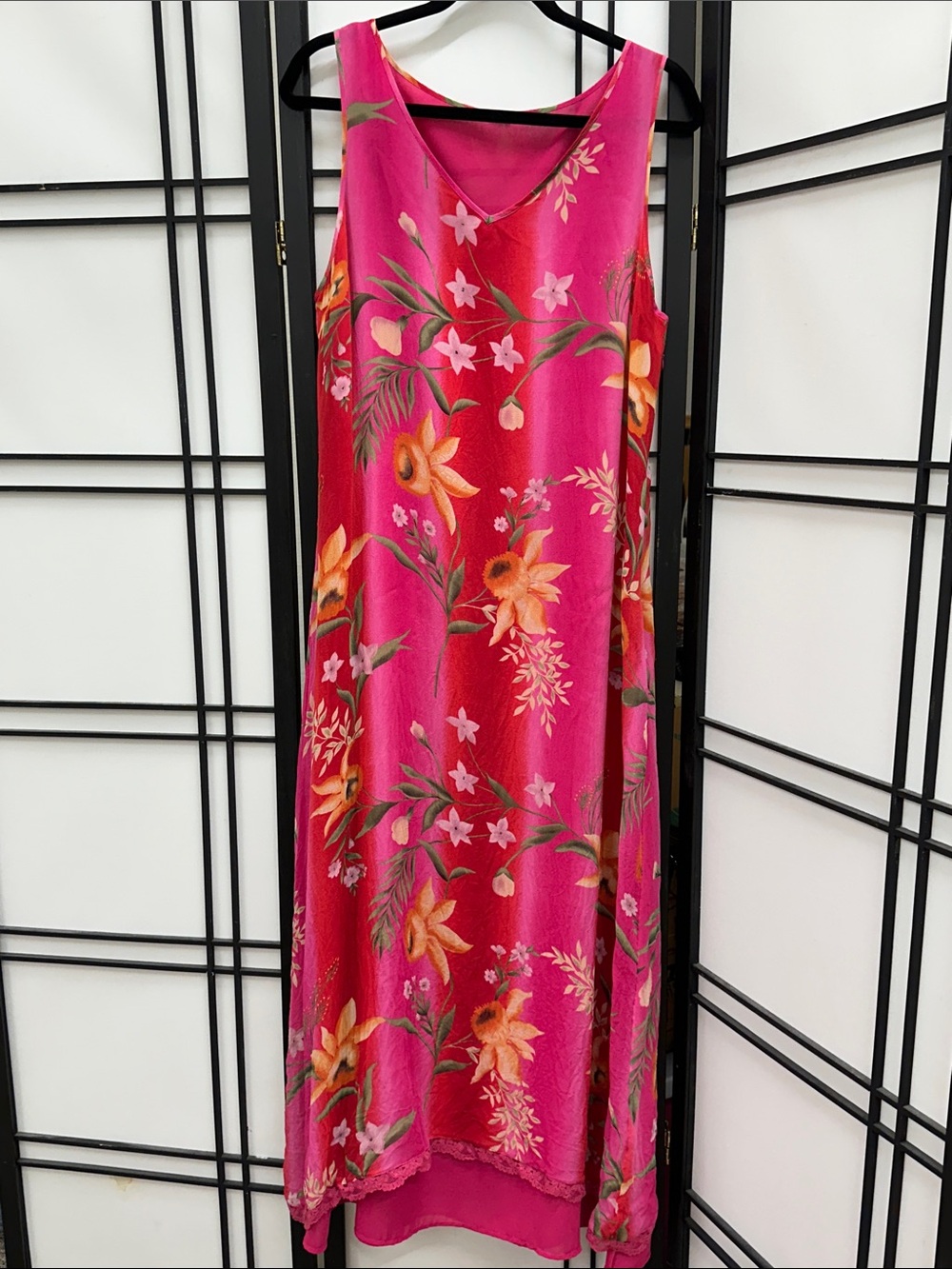 Silk Floral V-Neck Shell by SILKS by I I.S.C.